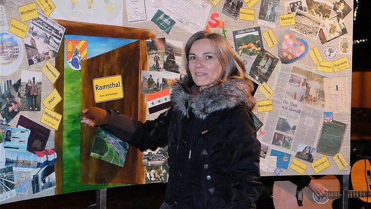 Ramsthal ist bunt: Noch bis vor wenigen Tagen hatte Thea Keßler emsig an der Kollage gearbeitet, für die Ramsthaler und "Zugeraste" alte Fotos, Zeitungsausschnitte und Dokumente gespendet hatten. Foto: Gerd Schaar