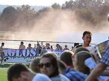 Im Hinspiel zündeten Ultras Rauchbomben und sorgten damit dafür, dass das Bayernliga-Derby zwischen der DJK Don Bosco und dem FC Eintracht Bamberg 2010 für einige Minuten unterbrochen werden musste. Schon aufgrund dieser Vorkommnisse hätte der FCE nach Ansicht des Sportgerichts Bayern damit rechnen müssen, dass das Rückspiel als sogenanntes Sicherheitsspiel eingestuft werden würde. Foto: sportpress