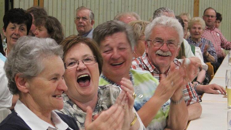 Nicht nur im Gasthaus Avsenik in Begunje, wo die Oberkrainer Musik zu Hause ist, sorgt die alpenländische Stimmungsmusik für gute Stimmung: Die Gäste aus Stadtsteinach und Umgebung hatten sichtlich ihren Spaß beim Auftritt der Vollprofis.  Foto: Sonny Adam