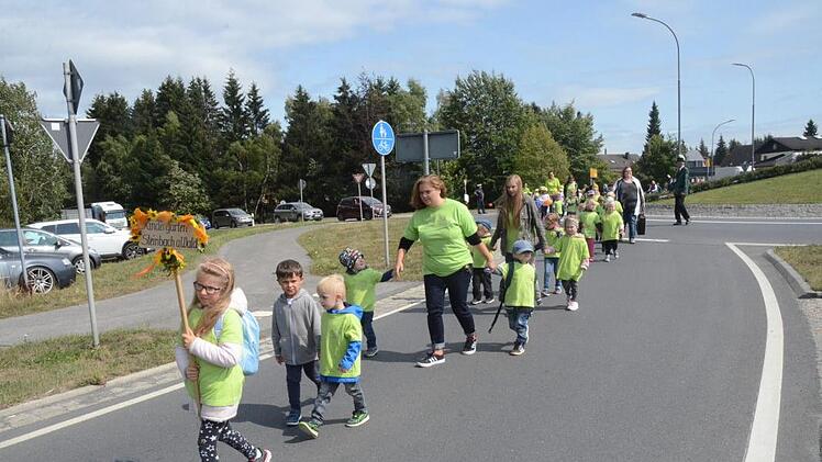Der Kindergarten Steinbach am Wald im Kinderfestzug der Rennsteig-SchützenK.-H. Hofmann