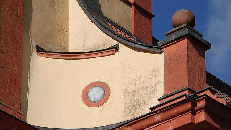 Schon der Laie erkennt von außen den Sanierungsbedarf der Bad Brückenauer Stadtpfarrkirche. Foto: Ulrike Müller