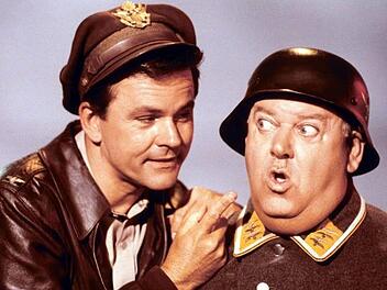 Blödelei im vermeintlichen Kriegsgefangenenlager Hammelburg: Immer wieder wird Sergeant Schultz (John Banner, rechts) unwissend zum Verbündeten von Colonel Hogan (Bob Crane). Foto: Paramount PICTURES