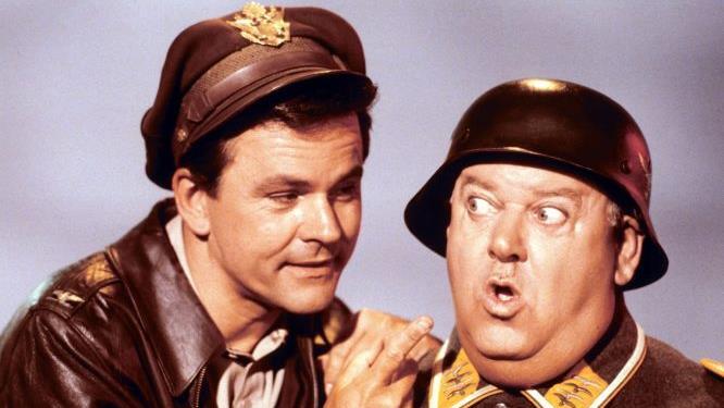 Blödelei im vermeintlichen Kriegsgefangenenlager Hammelburg: Immer wieder wird Sergeant Schultz (John Banner, rechts) unwissend zum Verbündeten von Colonel Hogan (Bob Crane). Foto: Paramount PICTURES