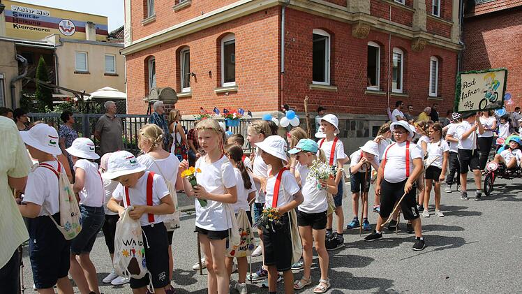 Blumen und Kränze für die Mädchen, Fliege und kurze Hosen für die Jungs: Die Grundschule An der Heubischer Straße zeigte, wie das Kinderfest anno dazumahl aussah. Fotos: Michael Stelzner