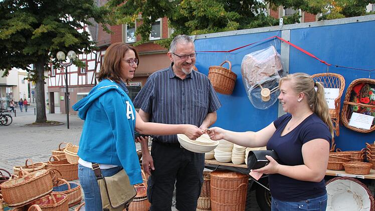Die K&ouml;rbe sind bei den Kunden beliebt. Wenn sie Zeit hat, hilft auch Tochter Vanessa (rechts) beim Verkauf. Foto: Mirjam Stumpf