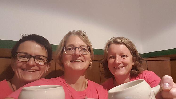 Michaela Leitschuh, Daniela Weigand-Schmidt und Bianca Weingärtner liefen von Hetzlos hinauf zum Kreuzberg. Foto: Michaela Leitschuh