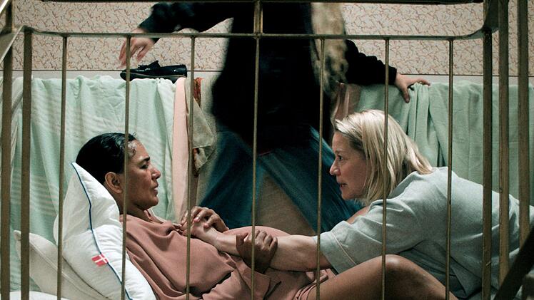 Salima (Raffaella Brizuela Sigur&eth;ard&oacute;ttir, links) bekommt im Treppenhaus Wehen. Zum Gl&uuml;ck ist Ditte (Trine Dyrholm) nicht nur ehemalige Elitesoldatin und Agentin, sondern auch ausgebildete Krankenschwester und kann ihrer Nachbarin helfen. Umso mehr, als diese und ihr Mann wenig sp&auml;ter abgeschoben werden sollen.