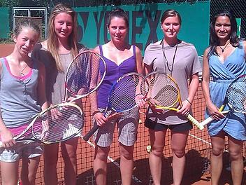 Die erfolgreichen Tennis-Damen des TC66 (von links): Olivia Richter, Hanna Schmerer, Michaela Lisecova, Nicole Martens und Caro-Ann Basu. Nicht im Bild: Petra Ladstätter, Eva, Krejova und Dominika Wojtal