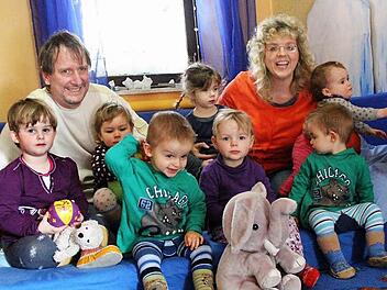 Thomas und Heidi Reichert mit ihren Schützlingen. Doch die Zukunft des Bambini-Clubs ist bedroht.  Foto: Josef Hofbauer