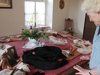 Elisabeth Lenhardt hat aus ihrer Privatsammlung historische Kleidungsstücke, alte Fotografien und Schmuckstücke zusammengetragen und stellt sie in der alten Schule von Wermerichshausen aus. Foto: Heike Beudert