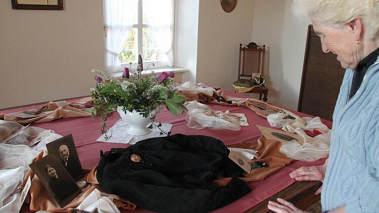 Elisabeth Lenhardt hat aus ihrer Privatsammlung historische Kleidungsstücke, alte Fotografien und Schmuckstücke zusammengetragen und stellt sie in der alten Schule von Wermerichshausen aus. Foto: Heike Beudert