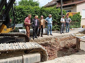 Landrat und Bürgermeister informierten sich an KG 35 v.li. Polier Martin Denner, Ortsbeauftragter Klaus Kunder, Bauleiter Andreas Hahn, Bürgermeister Gotthard Schlereth, Landrat Thomas Bold, Bauleiter Landkreis Steffen Kiesel, Bauhofleiter Bernd Wald.  Foto: Günther Straub