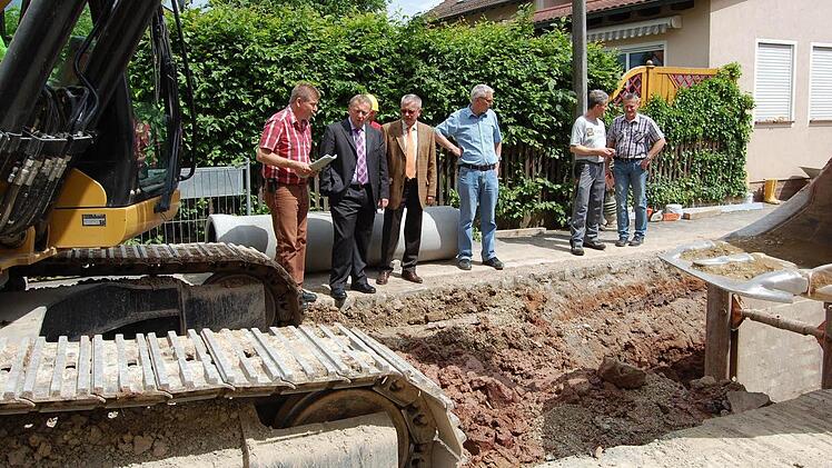 Landrat und Bürgermeister informierten sich an KG 35 v.li. Polier Martin Denner, Ortsbeauftragter Klaus Kunder, Bauleiter Andreas Hahn, Bürgermeister Gotthard Schlereth, Landrat Thomas Bold, Bauleiter Landkreis Steffen Kiesel, Bauhofleiter Bernd Wald.  Foto: Günther Straub