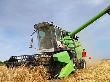 Auf den Feldern von Matthias Stenglein aus Rothwind hat die Ernte schon begonnen.  Foto: Jürgen Gärtner