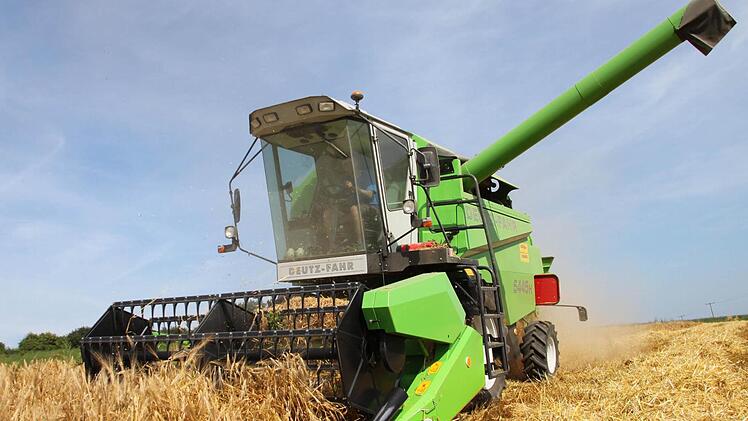 Auf den Feldern von Matthias Stenglein aus Rothwind hat die Ernte schon begonnen.  Foto: Jürgen Gärtner