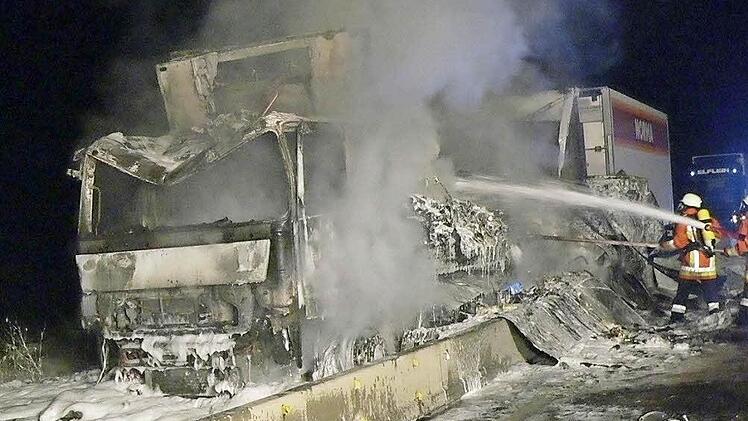Es dauert eine Stunde, bis Feuerwehrleute mit schwerem Atemschutz den brennenden Laster auf der A 70 bei der Autobahnbrücke Schwingen gelöscht haben.  Foto: Feuerwehr