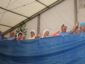 "Synchronized airswimming" von der Theatergruppe honorierten die Zuschauer mit viel Beifall.  Fotos: Evi Seeger