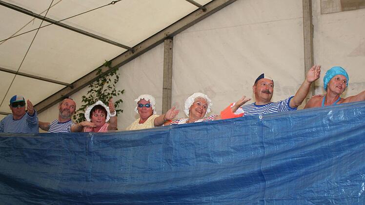 "Synchronized airswimming" von der Theatergruppe honorierten die Zuschauer mit viel Beifall.  Fotos: Evi Seeger