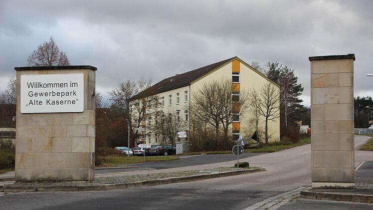 Früher gab's hier kaum ein Durchkommen. Jetzt soll das einstige Kasernentor auch Asylbewerbern offen stehen. Im Hintergrund ist das Gebäude zu sehen, welches die Stadt für die Migranten bereitstellen möchte.   Fotos: Eckehard Kiesewetter
