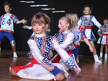 Die Minigarde legte als Cheerleader eine tolle Performance hin. Foto: Sonja Adam