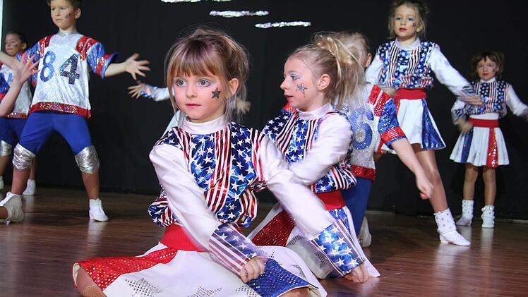 Die Minigarde legte als Cheerleader eine tolle Performance hin. Foto: Sonja Adam