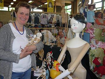 Judith Sotriffer freut sich jedes Jahr darauf, beim Neustadter Puppenfestival ihre Grödner Holzpuppen zu verkaufen. Foto: Berthold Köhler