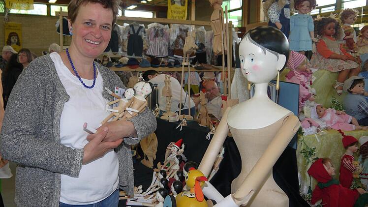 Judith Sotriffer freut sich jedes Jahr darauf, beim Neustadter Puppenfestival ihre Grödner Holzpuppen zu verkaufen. Foto: Berthold Köhler