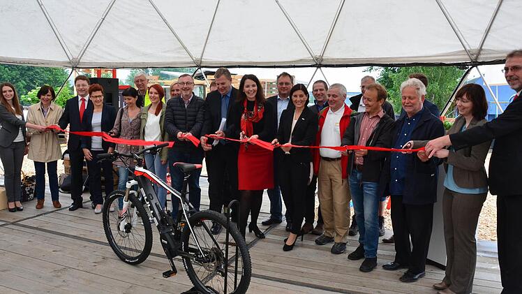 Am Freitag gaben die Unterstützer und Förderer der "Bike to Work-Challenge" den Startschuss für den Wettbewerb, bei dem bis zum 18. Juli Coburger dazu aufgerufen werden, mit dem Fahrrad zur Arbeit zu fahren. Als Hauptpreis winkt ein E-Bike mit Antriebsmotor von Brose. Foto: Sandra Hackenberg