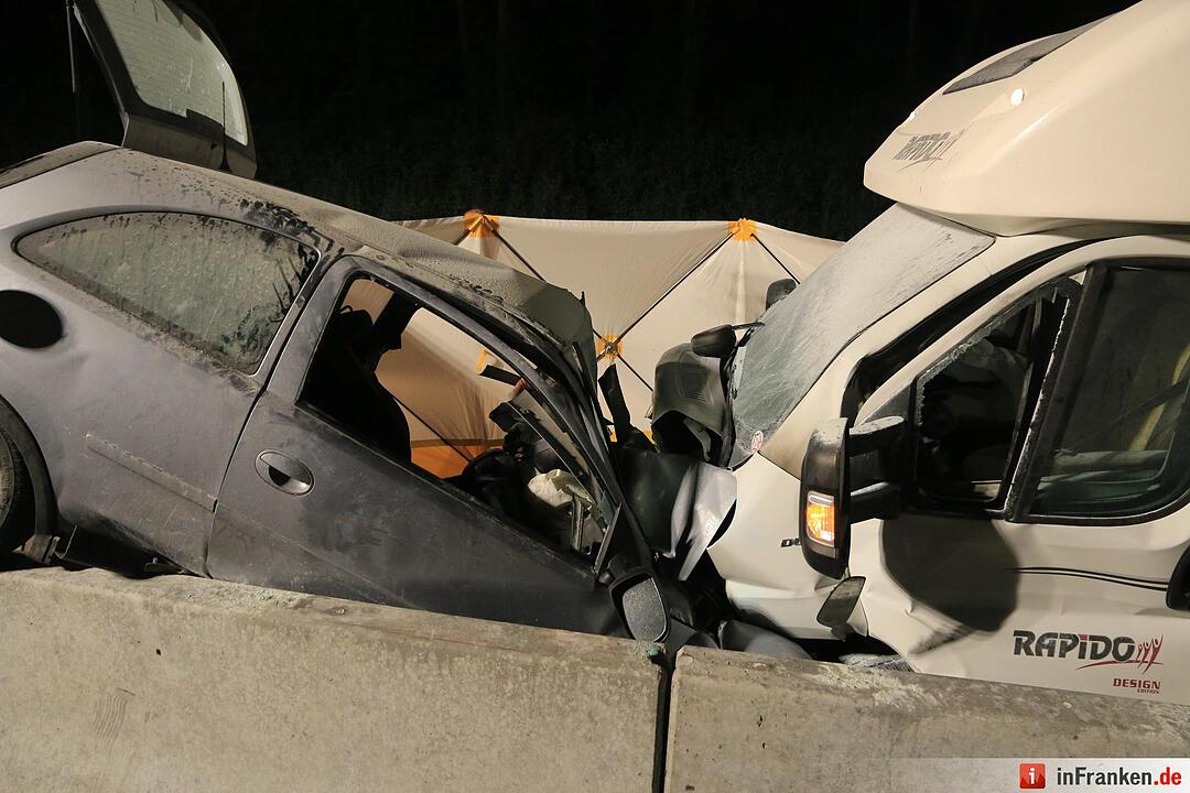 Wohnwagen kollidiert auf Autobahn frontal mit Corsa - Baustelle war ohne Abgrenzung - Ein Toter, zwei Verletzte