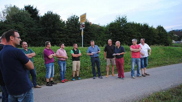 "Vor Ort kann man sich immer ein besseres Bild machen, was bei der Entscheidungsfindung hilfreich ist", begründete Bürgermeister Roland Römmelt den Ortstermin im Gewerbegebiet "Nasse Wiesen".  Foto: Evelyn Schneider