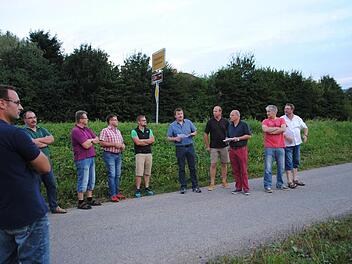 "Vor Ort kann man sich immer ein besseres Bild machen, was bei der Entscheidungsfindung hilfreich ist", begründete Bürgermeister Roland Römmelt den Ortstermin im Gewerbegebiet "Nasse Wiesen".  Foto: Evelyn Schneider