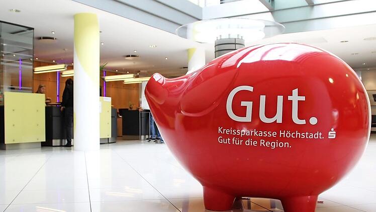 Dieses Sparschwein in der Höchstadter Schalterhalle hat wohl bald ausgedient.  Foto: Andreas Dorsch