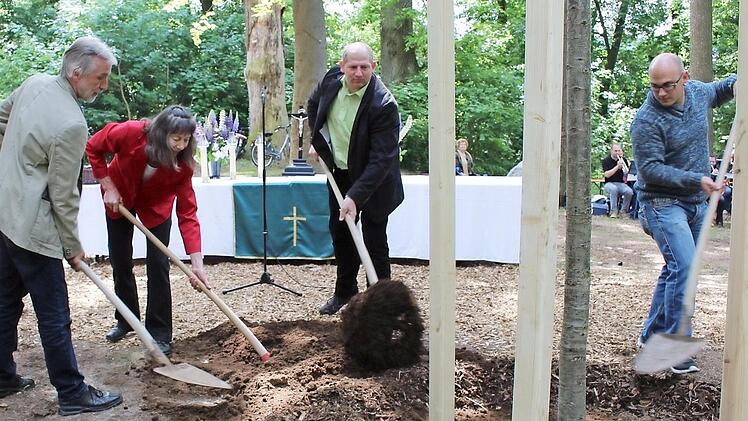 Gemeinderat Walter Jakob, Lore Bär vom Kirchenvorstand, Bürgermeister Klaus Faatz und Vertrauensmann Bernd Holler (v. l.) pflanzten eine Eiche. Foto: Evi Seeger