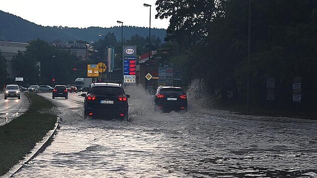 Enorme Schäden hat das Pfingsthochwasser in Kulmbach angerichtet (Foto vom Kreuzstein). Am schwersten erwischte es das Achat-Plaza-Hotel, das zur Behebung eines Millionenschadens bis Anfang nächsten Jahres geschlossen bleiben muss. Foto: Archiv/Karl-Heinz Weber