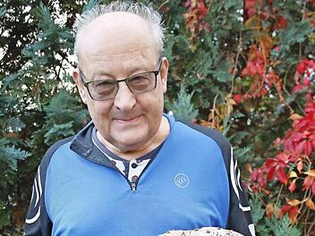 G&uuml;nter Steppert mit seinem Riesenschirmling  Foto: Ralf Naumann