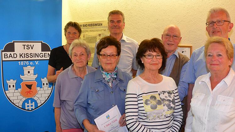 Die Noch-Vorsitzende des TSV Bad Kissingen rief zahlreiche langjährige Mitglieder zur Ehrung auf, gekommen sind nicht einmal die Hälfte, wobei die "50-jährigen" gut vertreten waren. Auf unserem Foto sind (von links): Hannelore Schön, Ingeborg Stürmer, Brigitte Schmück, Peter Heusler, Ilse Mühle, Eckehard Simon, Thea Zintl und Norbert Paulus.Fotos: Peter Rauch