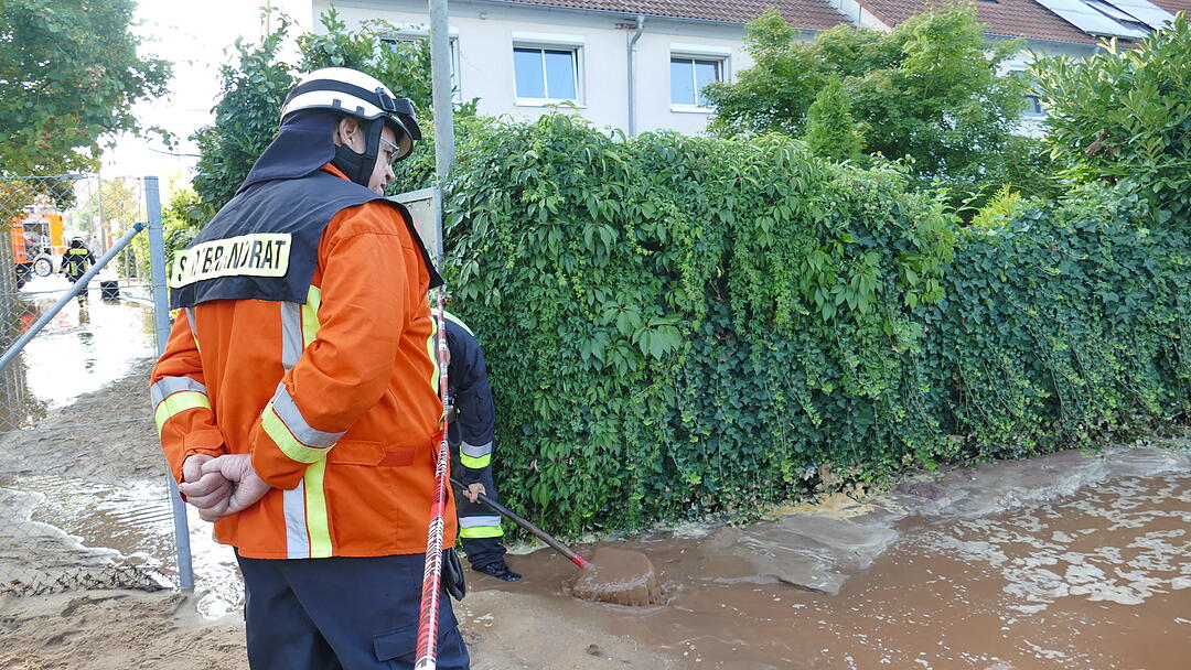 Wie von einem Wasserfall wurden Keller geflutet