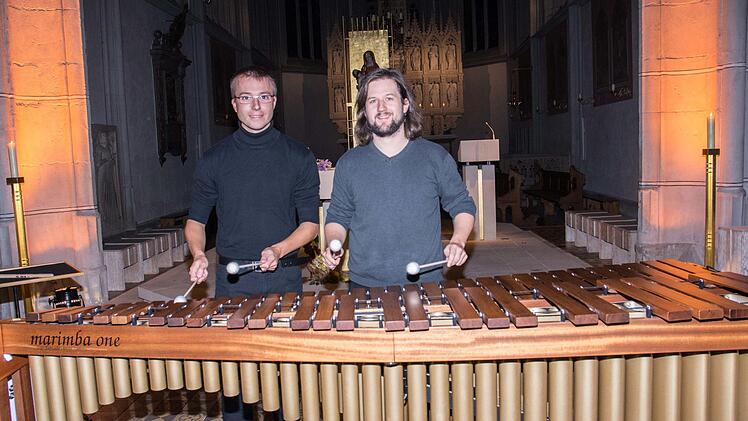 Uraufführung in der Ritterkapelle: zum ersten Mal spielte Jonas Göbel (rechts) seine Komposition "Toccata für Orgel und Schlagwerk" zusammen mit Ludwig Wolf (links) an der Orgel.