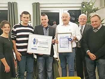 Bei der Ehrung (v. l.): Simone Wagner (Damenbeauftragte), Stefan Pieger (Gesamtjugendleiter SG Walberla), Manuel Drummer (Abteilungsleiter Fußball), Josef Messingschlager (Schriftführer), Alexander Männlein (Bezirksehrenamtsreferent) und Michael Schüpferling (Vorsitzender)  Foto: Franz Galster