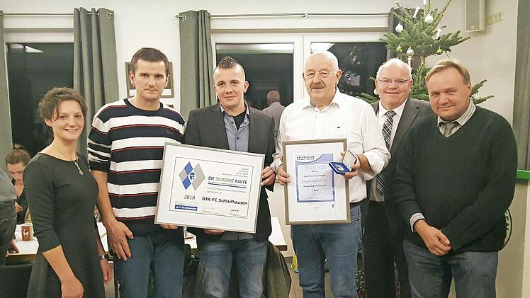 Bei der Ehrung (v. l.): Simone Wagner (Damenbeauftragte), Stefan Pieger (Gesamtjugendleiter SG Walberla), Manuel Drummer (Abteilungsleiter Fußball), Josef Messingschlager (Schriftführer), Alexander Männlein (Bezirksehrenamtsreferent) und Michael Schüpferling (Vorsitzender)  Foto: Franz Galster