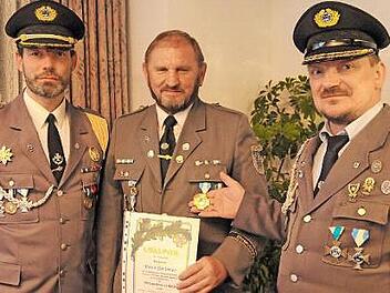 Kreisgeschäftsführer Michael Wenk (l.) und Kreisvorsitzender Michael Pieger (r.) zeichneten, Peter Schirmer mit dem Verdienstkreuz in Gold am weiß-blauen Band aus. Foto: Karl Heinz Wirth