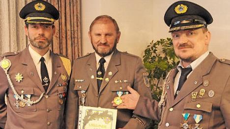 Kreisgeschäftsführer Michael Wenk (l.) und Kreisvorsitzender Michael Pieger (r.) zeichneten, Peter Schirmer mit dem Verdienstkreuz in Gold am weiß-blauen Band aus. Foto: Karl Heinz Wirth