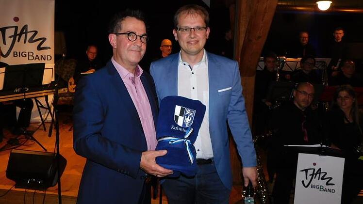 Der musikalischer Leiter Thomas Schimmel (links) freut sich  über die Glückwünsche von Bürgermeister Ralf Hartnack zu 30 Jahre  Jazz-Geschichte der Städtischen Musikschule.  Foto: Horst Wunner