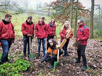 115 kleine Bäumchen pflanzten fünf Azubis der Spedition Emons oberhalb von Kremitz. Das Waldstück trägt jetzt den Namen "Emons-Eck". Im Bild Forstbeamtin Anja Mörtlbauer (knieend) sowie (von links) Bastian Maßberger, Nick Erhardt, Kevin Wigleb, Vanessa Söhle, Laura Schwarz und Niederlassungsleiter Stephan Meixner  Foto: Werner Reißaus