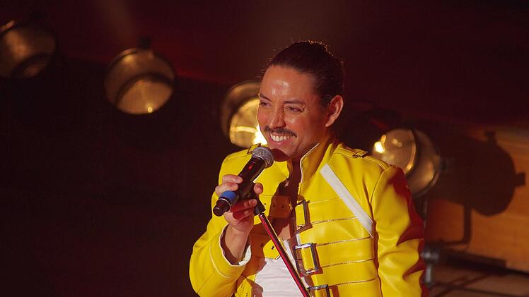 Francisco del Solar mimte Freddy Mercury: Gesten und  Kleidung waren wie einst bei dem Frontmann der Gruppe Queen.