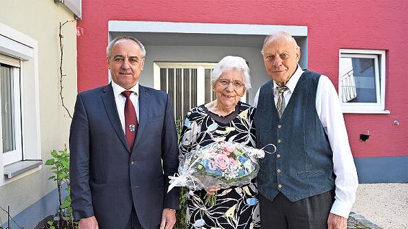 Renate und Wolfgang Schrape freuten sich auch über die Glückwünsche von Bürgermeister Robert Hümmer (li.).