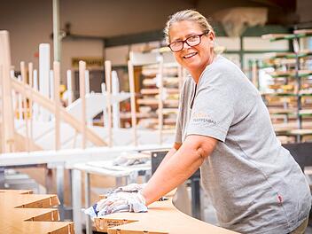 Eine Frau bearbeitet eine Treppe bei Paltian Treppenbau GmbH.