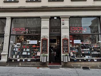 Ein Geschäft mit großer Fensterfront zeigt das Schild "EBERLs Genusswelt". Es ist ein traditionsreicher Laden in Bambergs Altstadt, der bald schließen wird.