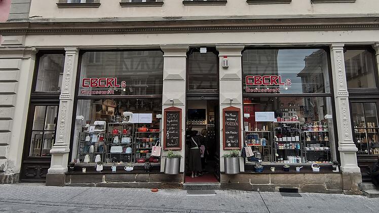 Ein Geschäft mit großer Fensterfront zeigt das Schild "EBERLs Genusswelt". Es ist ein traditionsreicher Laden in Bambergs Altstadt, der bald schließen wird.