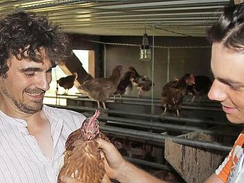 Mario Hümpfer (links) zeigt Sebastian Frankenberger, Bundesvorsitzender der Ökologisch-Demokratischen Partei (ödp), wie seine Hühner untergebracht sind. Fotos: Gerd Schaar